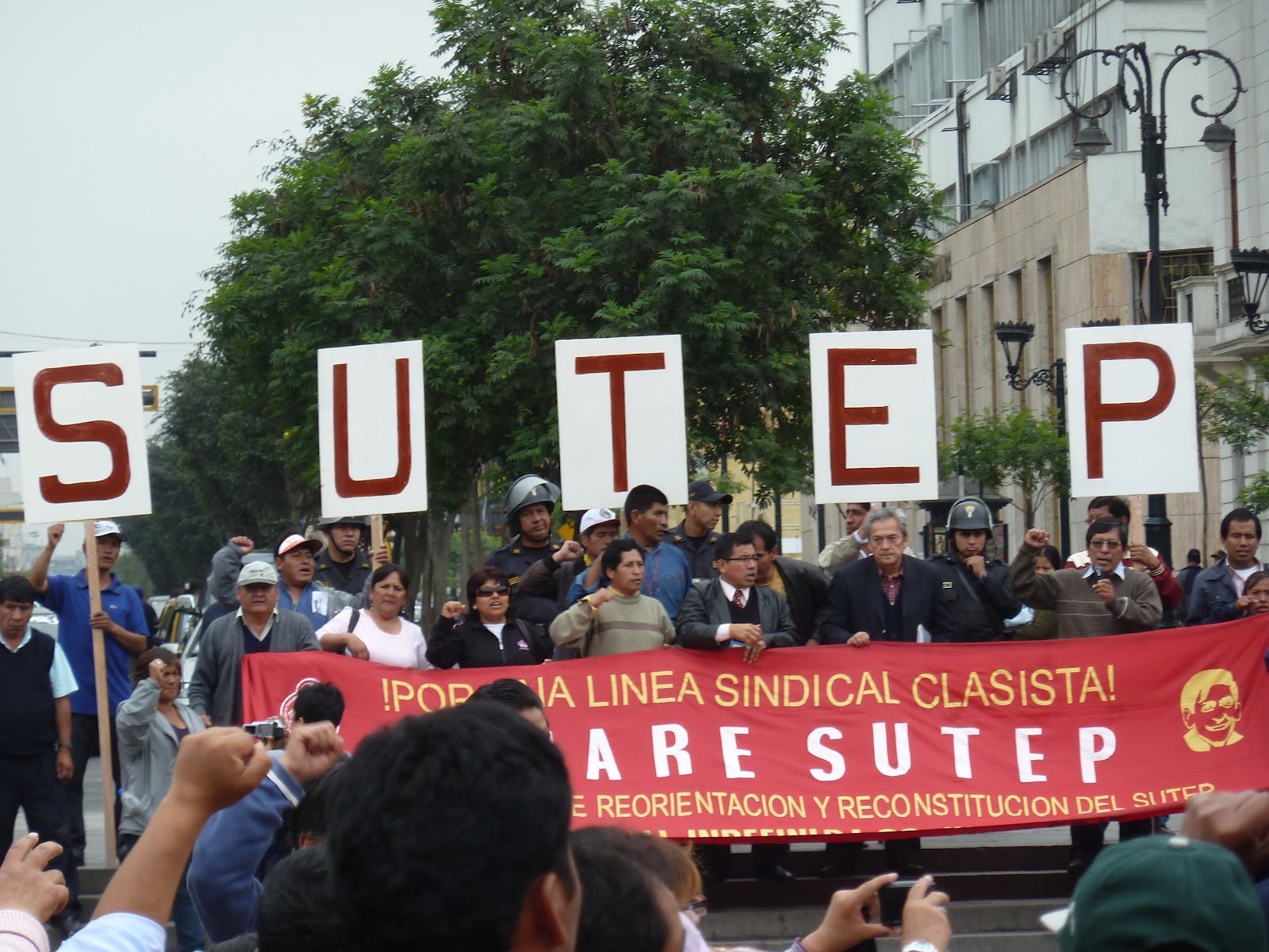 Sutep en marcha por calles de Lima