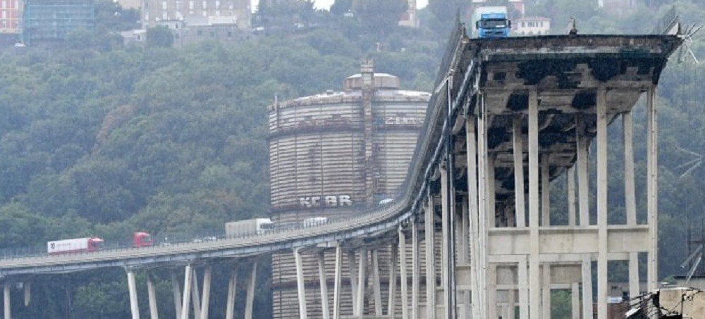 Al menos 35 personas mueren por caída de puente en Génova Italia