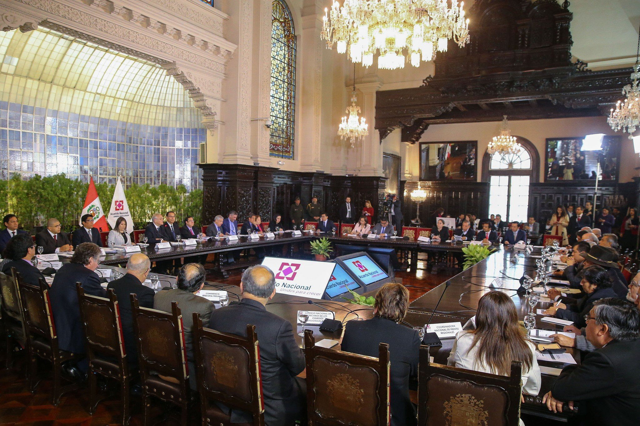 Jefe de Estado, junto al premier y ministro de Justicia explicaron ante dicho foro proyectos de reforma judicial y política.