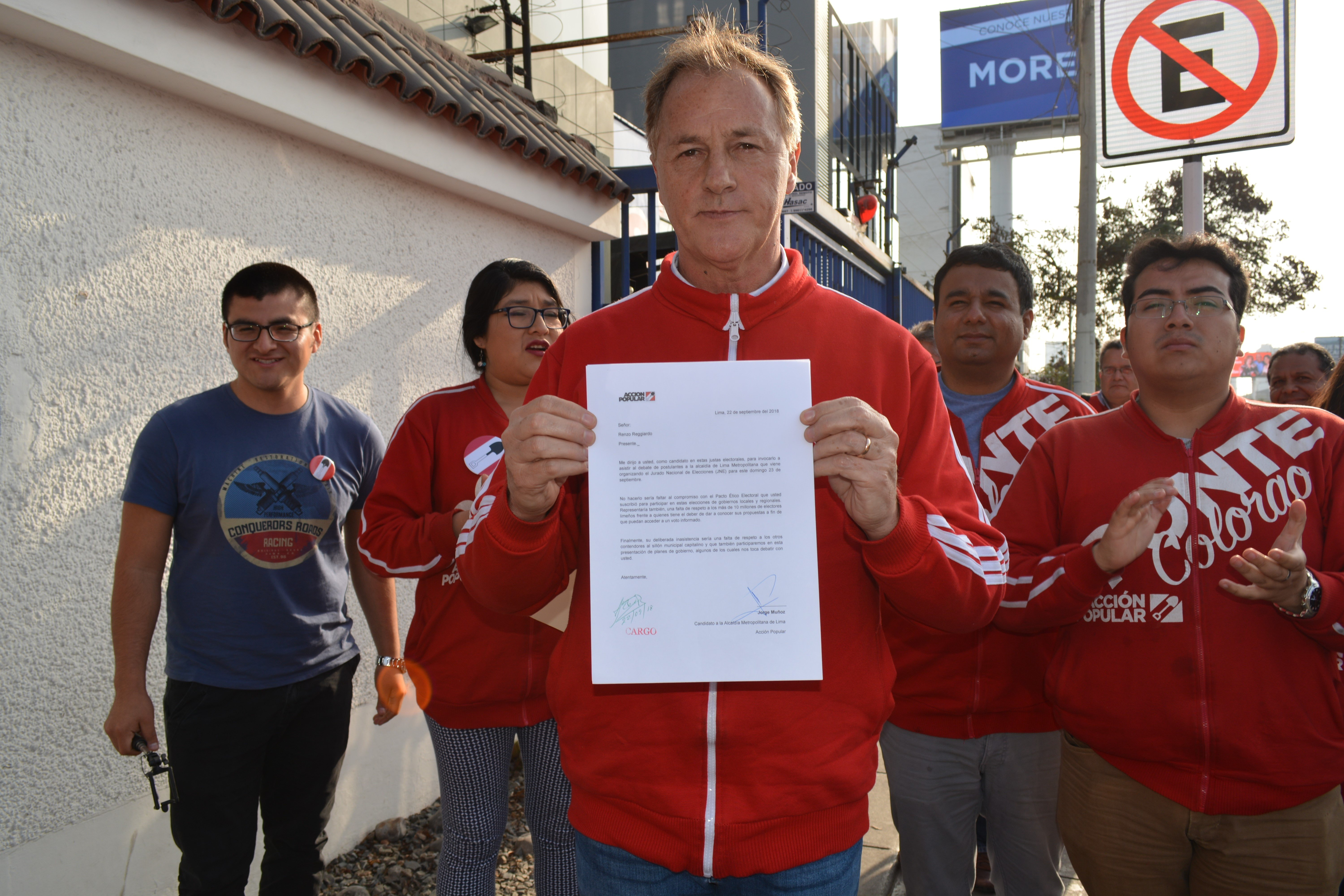 Jorge Muñoz entrega carta a Renzo Reggiardo en su casa