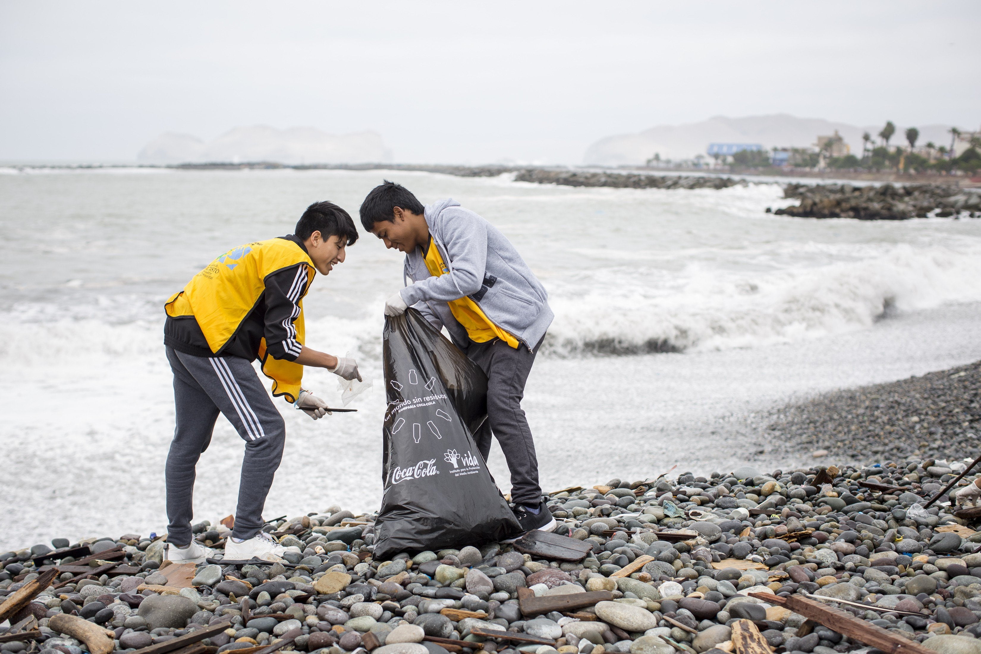 Recolectan más de 23 toneladas de residuos en 5 playas del Perú