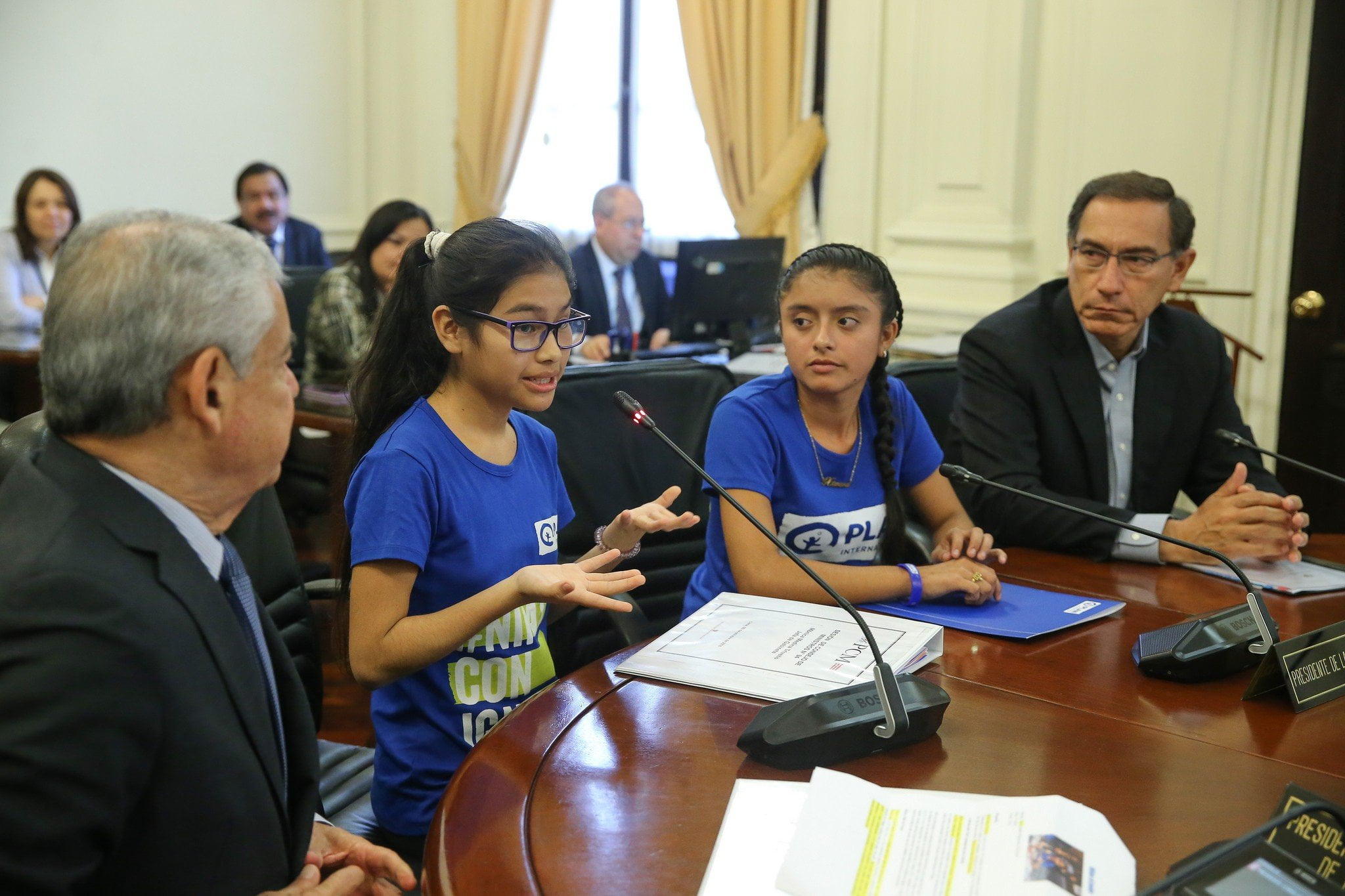 Presidente Vizcarra y titular de la PCM ceden sus cargos a dos niñas