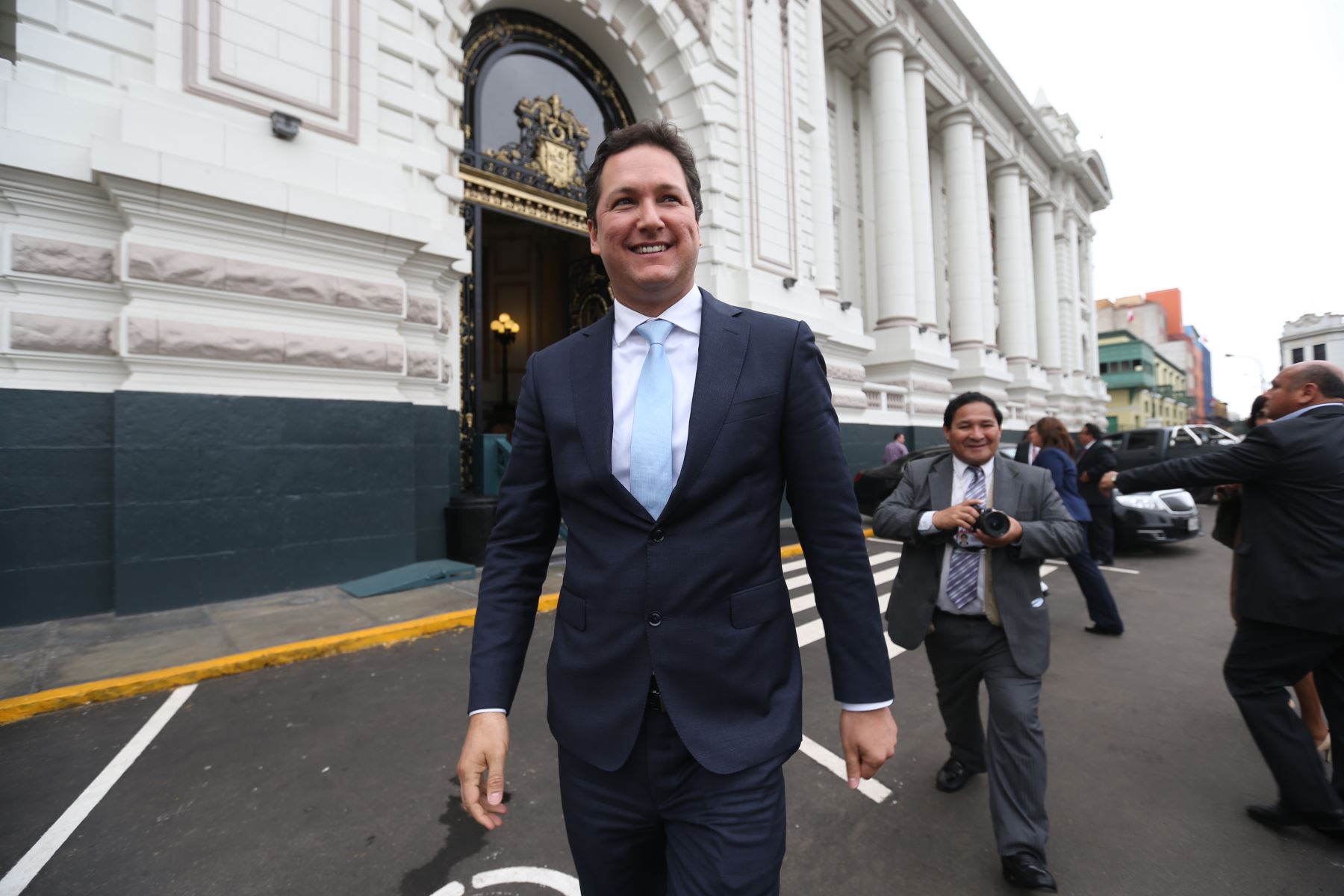 Daniel Salaverry saliendo del Congreso