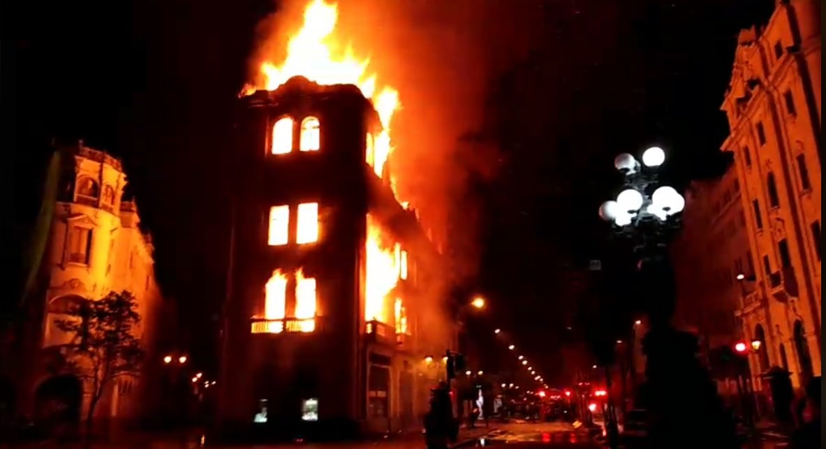 Gran incendio consume edificio en la Plaza San Martín