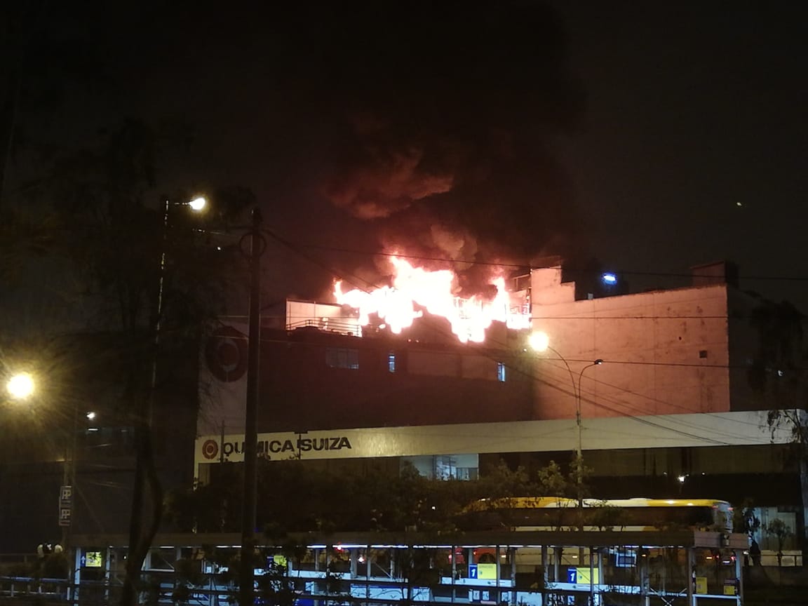 Gran incendio afecta inmueble en La Victoria y moviliza a bomberos