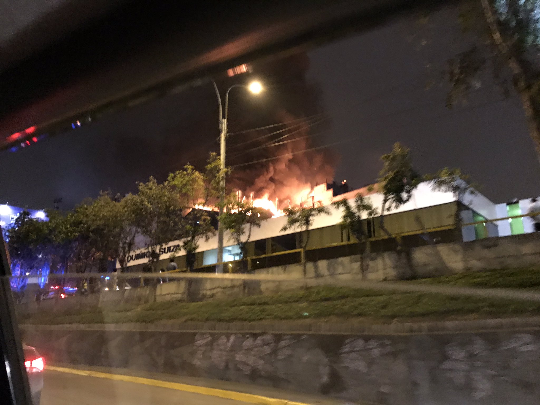 Gran incendio afecta inmueble en La Victoria y moviliza a bomberos