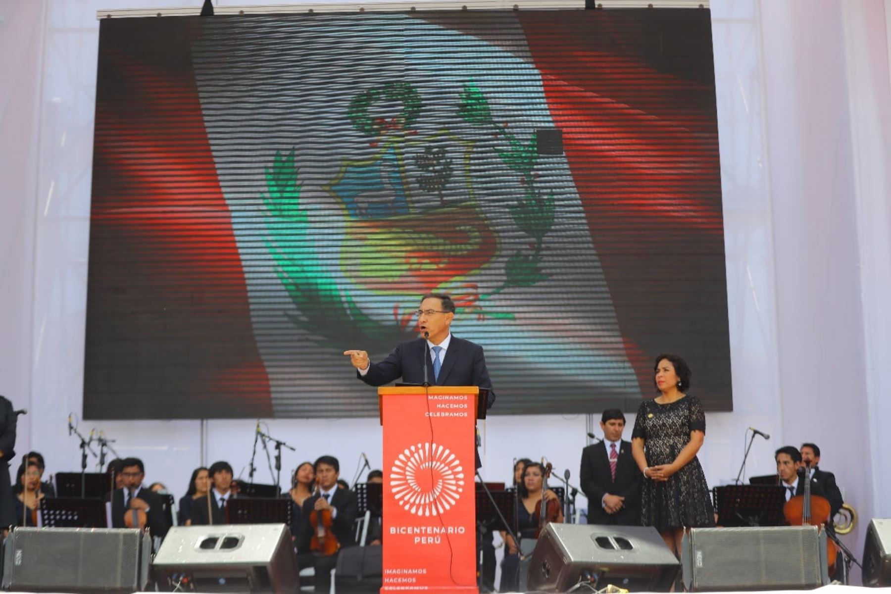 Martín Vizcarra y ministra de Cultura en Ayacucho