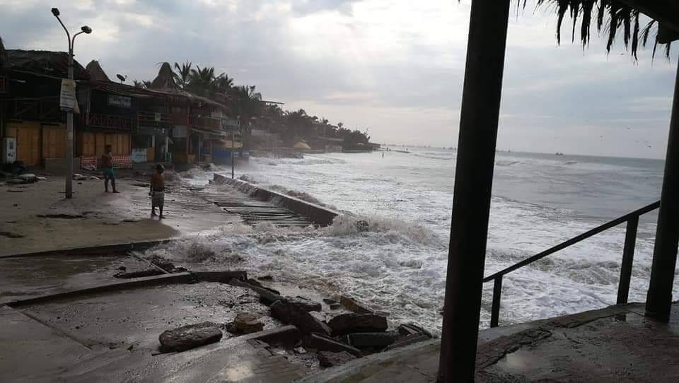 Se sale el mar en Piura y balneario de Máncora resultó afectado