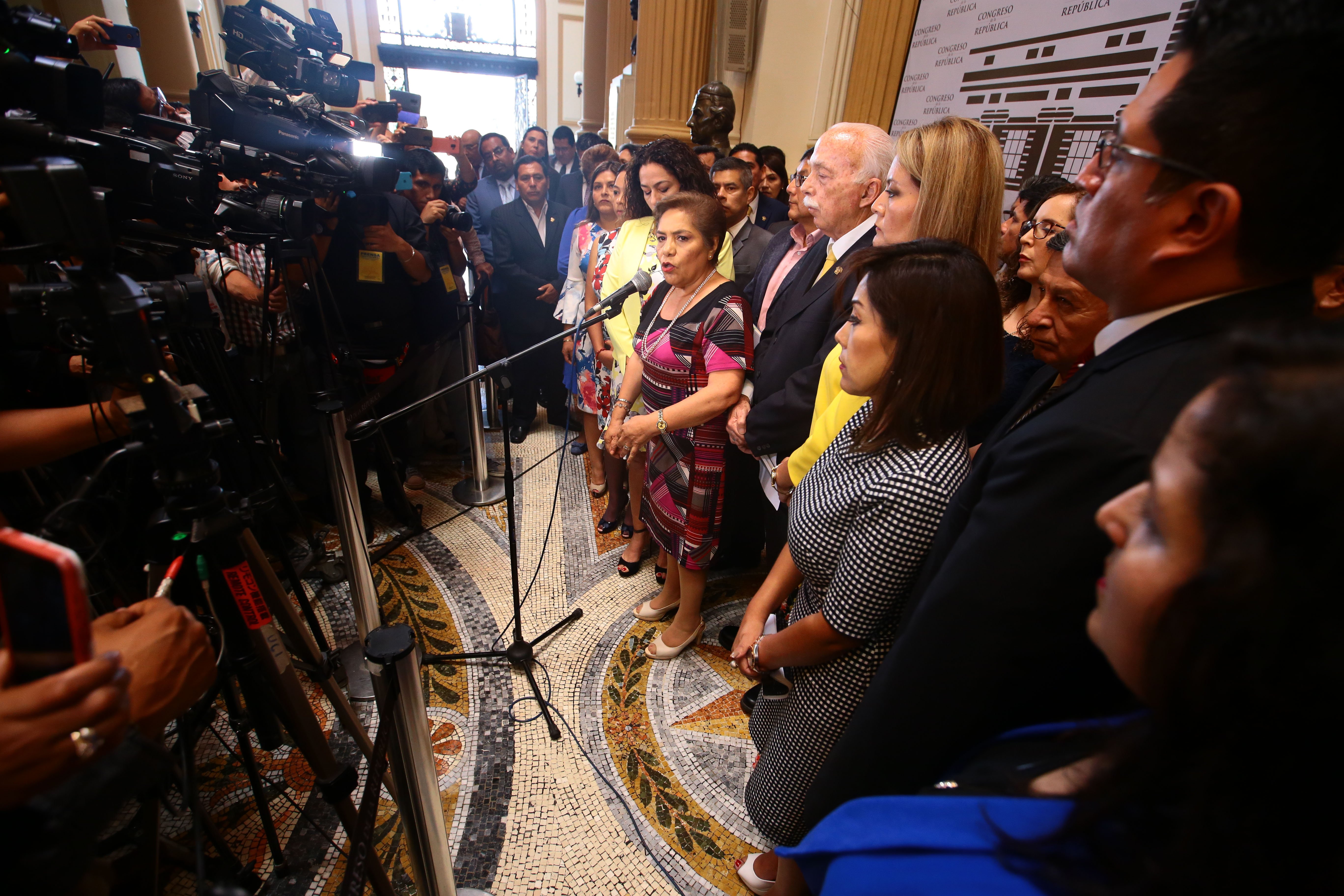 Fujimorismo arma escándalo y Salaverry siente vergüenza ajena del Congreso