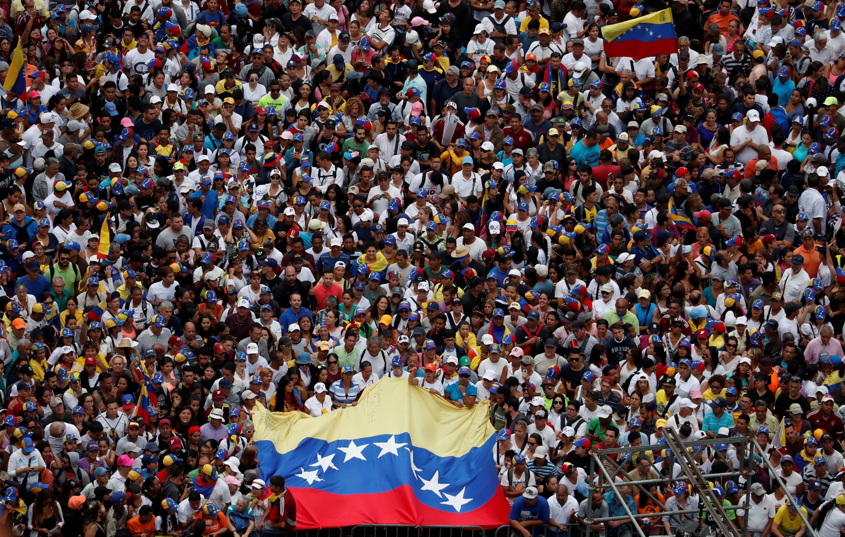 Suman 16 los muertos por protestas contra Nicolás Maduro en Venezuela