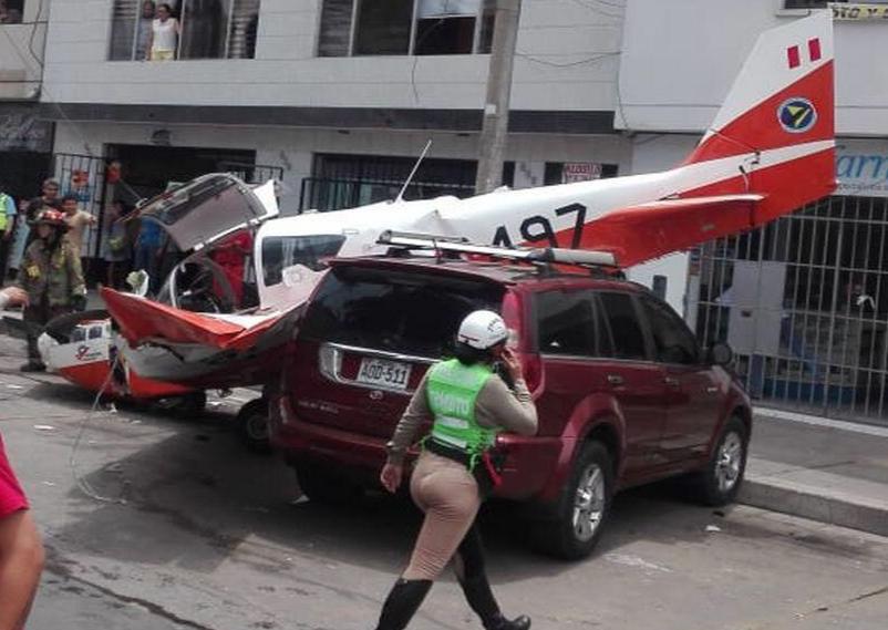 Videos de la caída de avioneta de la FAP sobre avenida en Surco