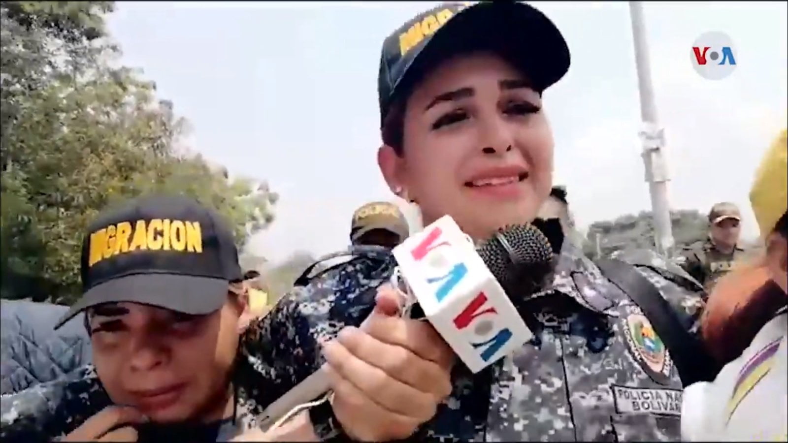 Mujeres policía lloran y desertan de las fuerzas de Nicolás Maduro