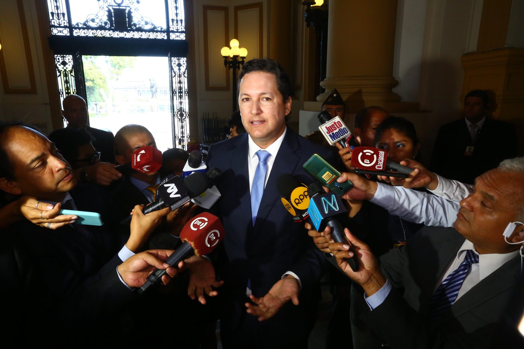 Daniel Salaverry niega maltrato contra Karina Beteta