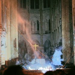 Catedral de Notre Dame: Cruz y altar se salvaron de gran incendio