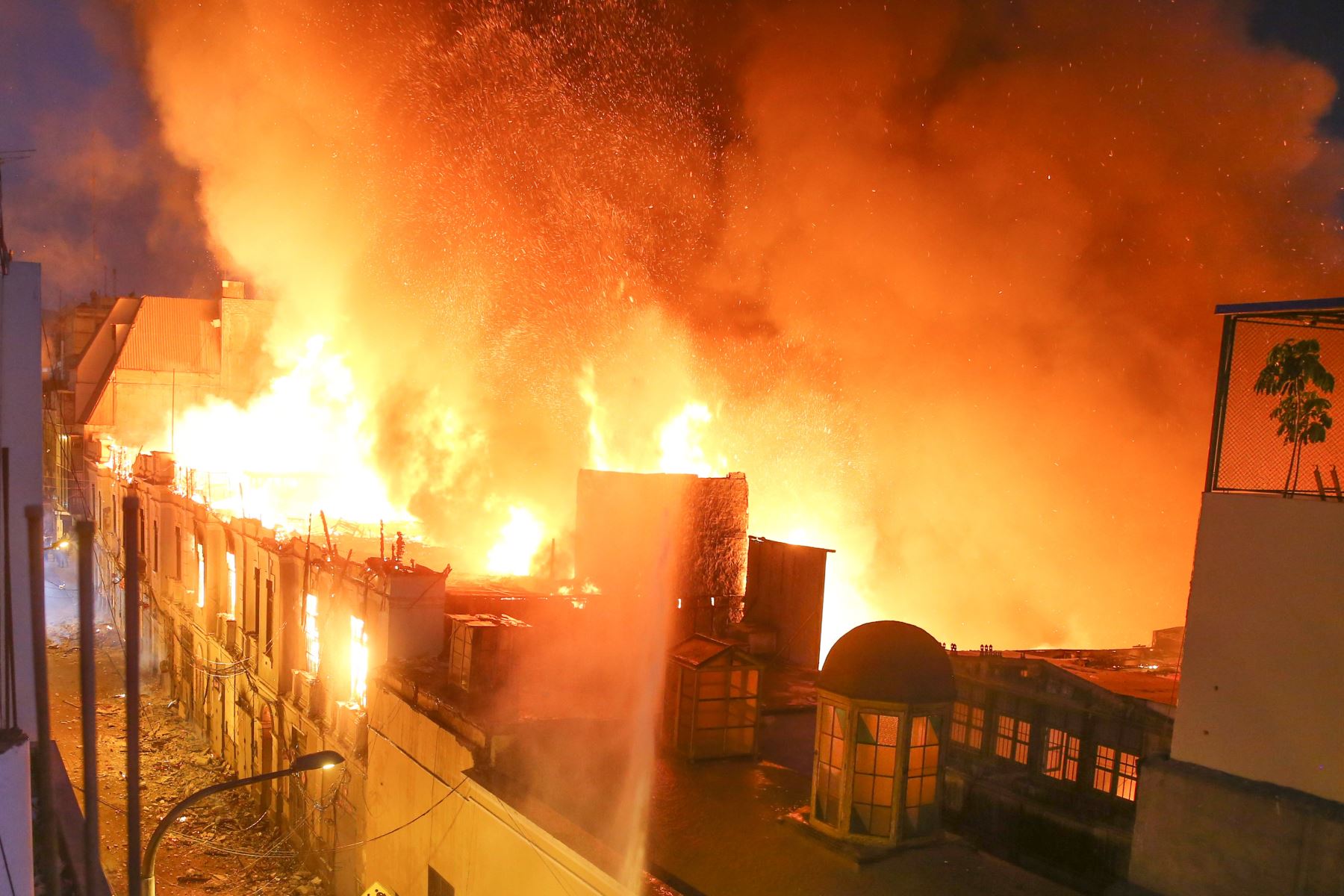 Incendio en Mesa Redonda moviliza a 40 unidades de los bomberos