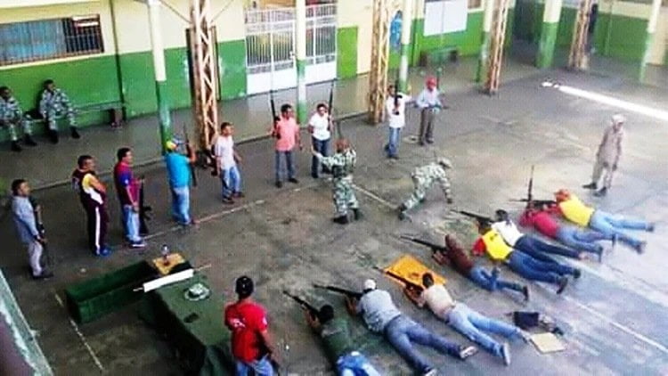 Así entrena el chavismo a civiles armados en las escuelas venezolanas