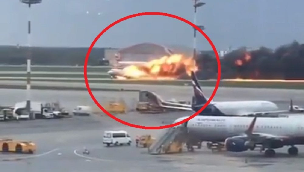 Avión ruso se incendió en pista de aterrizaje y mueren 13 personas