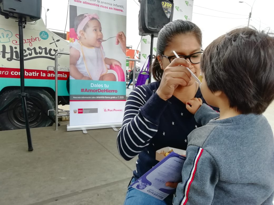 Familias aprenden a prevenir la anemia en Food Truck 'Sazón de Hierro'