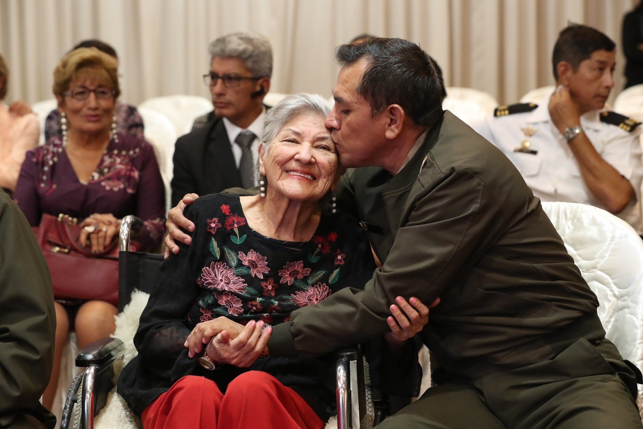 Homenaje a las madres de los héroes de Chavín de Huantar y del Cenepa