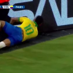 Neymar choca contra panel publicitario en el Brasil vs Colombia
