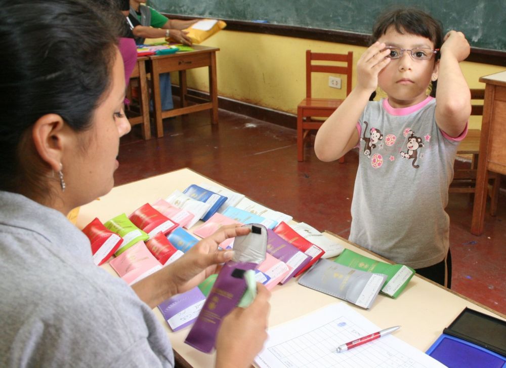 Miopía en niños aumenta por tablets y celulares