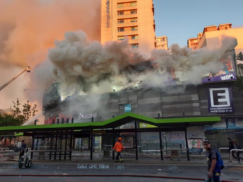 Protestas en Chile continúan e incendian edificio comercial