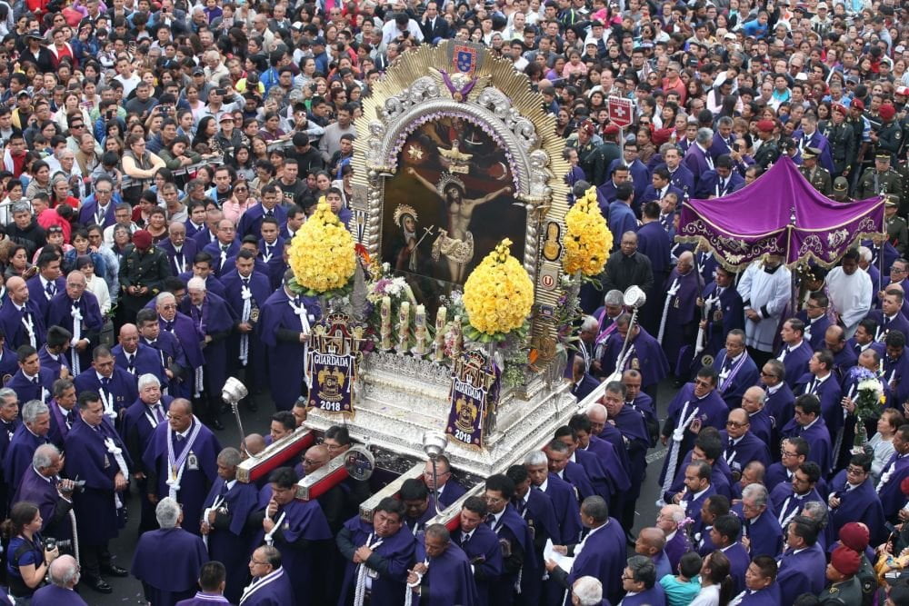 Señor de los Milagros sale en procesión