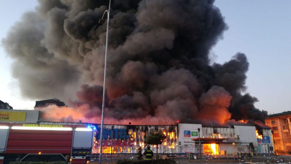 Gran incendio en tienda Sodimac durante protestas en Chile