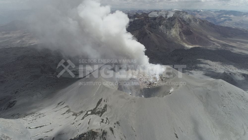 Volcán Sabancaya expulsa lava