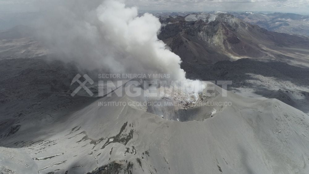 Volcán Sabancaya expulsa lava y esta es la foto
