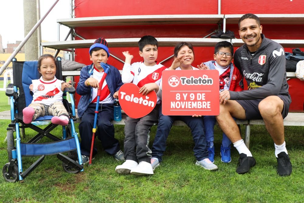 Niños de la Teletón alientan a Selección Peruana en la Videna