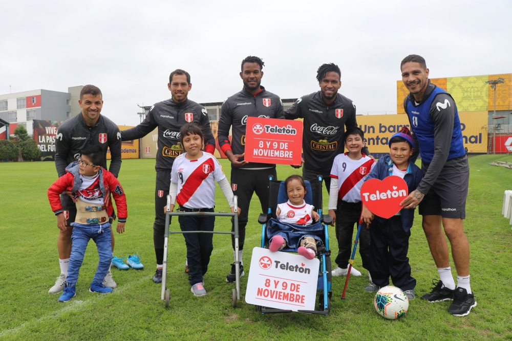 Niños de la Teletón alientan a Selección Peruana en la Videna