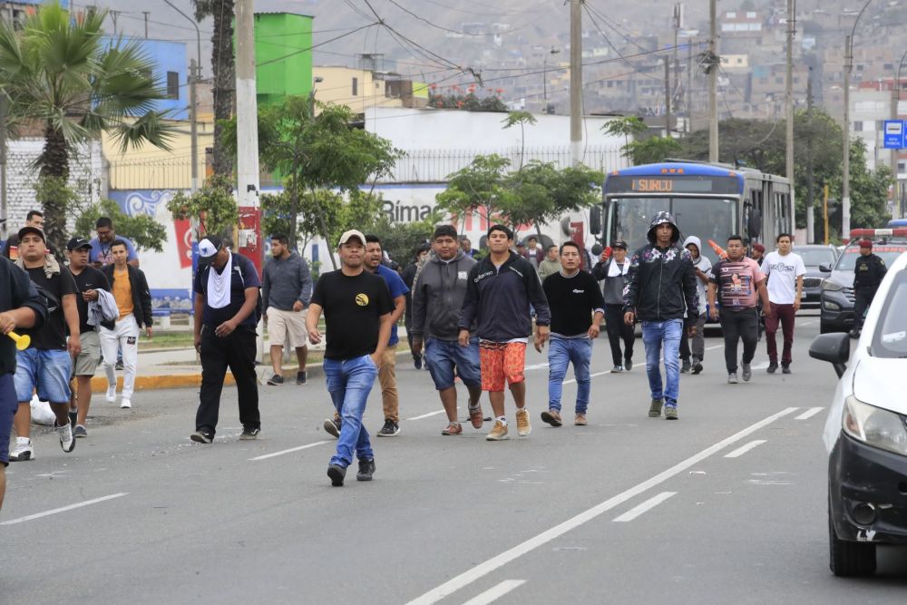 Colectiveros protestan en Lima