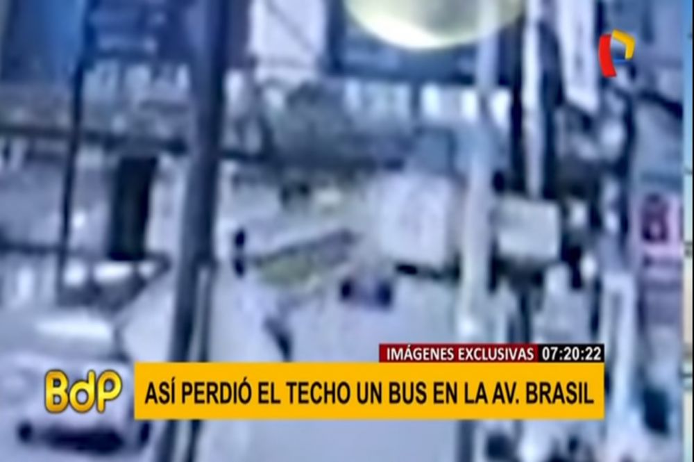 Video muestra como bus con pasajeros perdió el techo en Av. Brasil