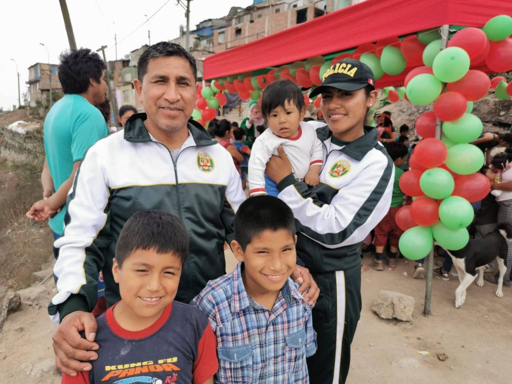 Policía llevó juguetes y chocolatada a zona más necesitada de Villa El Salvador