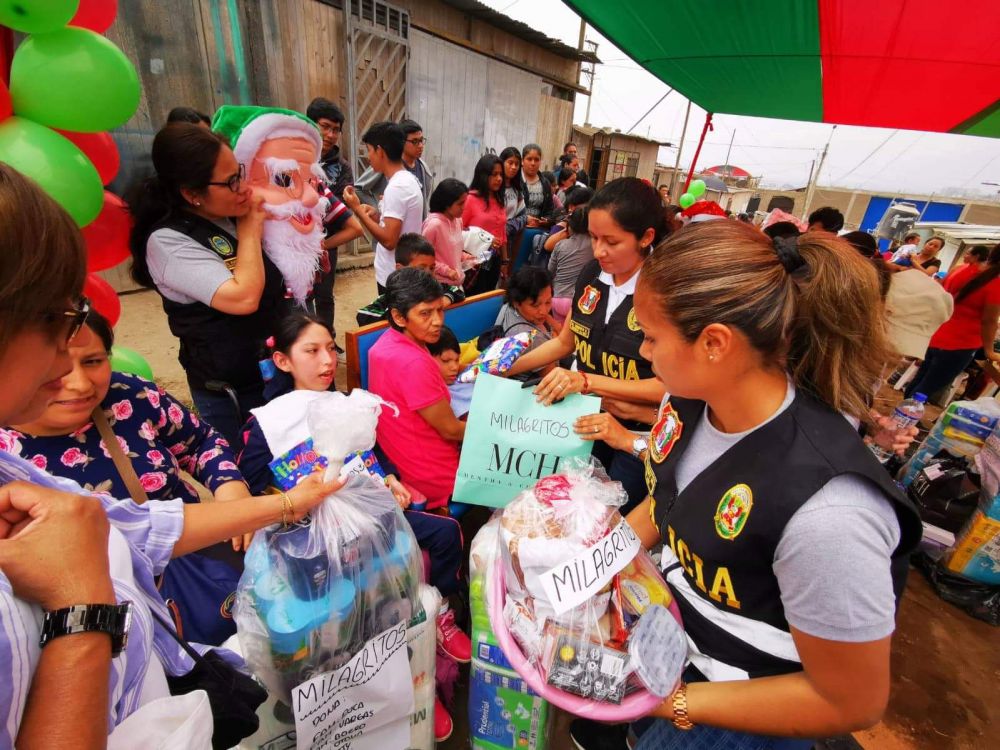 La Policía llevó festival de Navidad a niños con cuadriplejia en Villa El Salvador