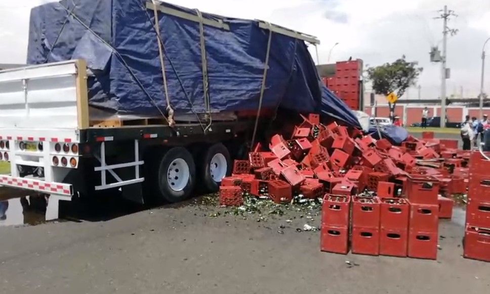Caen cajas con cerveza de camión en Tacna y se forma laguna en la pista