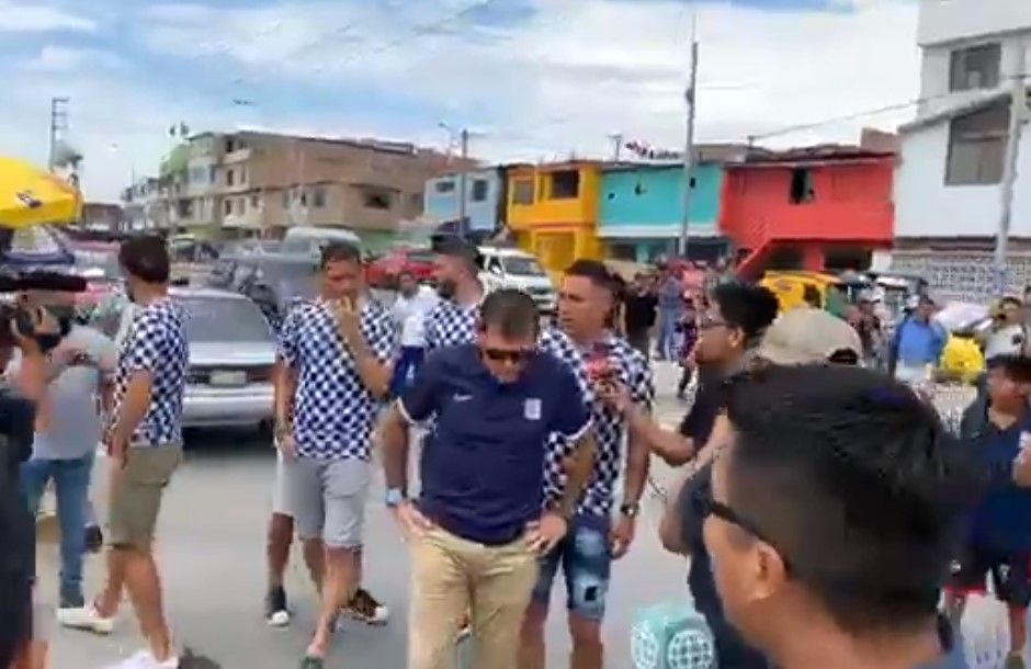 Jugadores de Alianza Lima llevaron ayuda a damnificados de Villa El Salvador