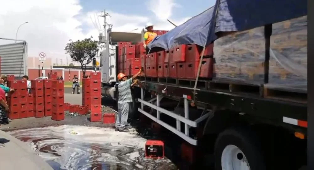 Caen cajas con cerveza de camión en Tacna y se forma laguna en la pista