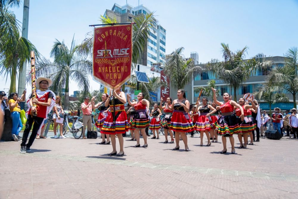 Carnaval Ayacuchano hizo bailar a "gringos" en Parque Kennedy