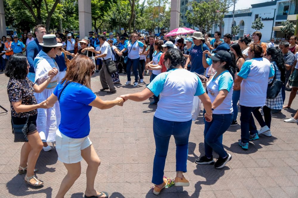 Carnaval Ayacuchano hizo bailar a "gringos" en Parque Kennedy