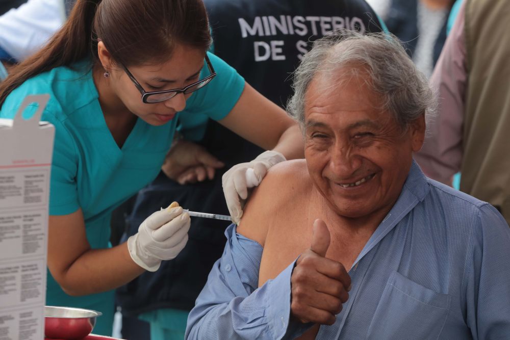 Anciano vacunada por coronavirus