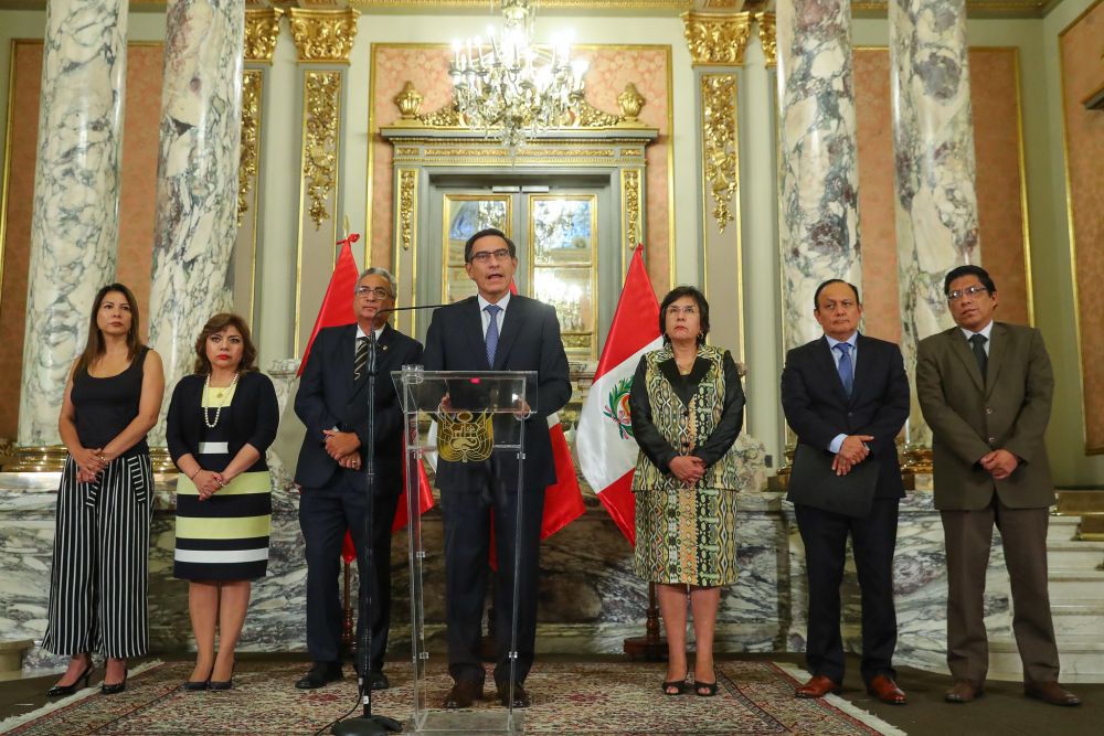 Martín Vizcarra y autoridades peruanas