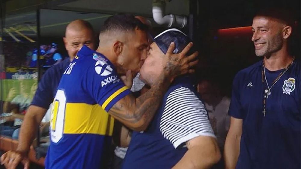 Todos hablan del beso que se dieron Maradona y Tevez