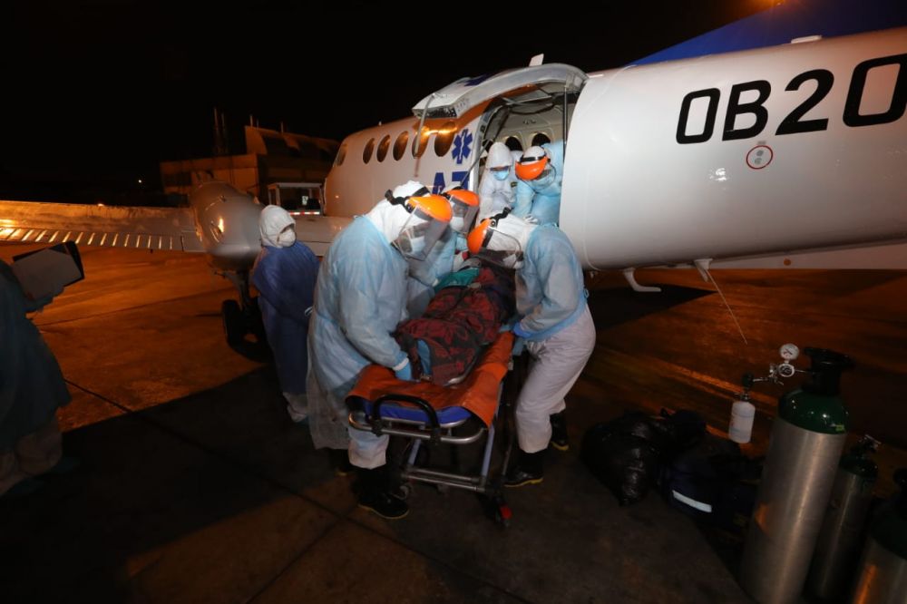 Trasladan de Iquitos a Lima a siete médicos con COVID-19