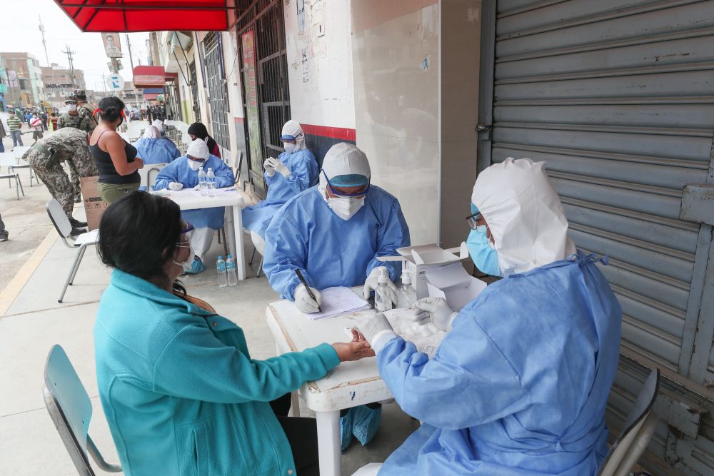 Supervisan toma de pruebas rápidas en mercado de Chiclayo