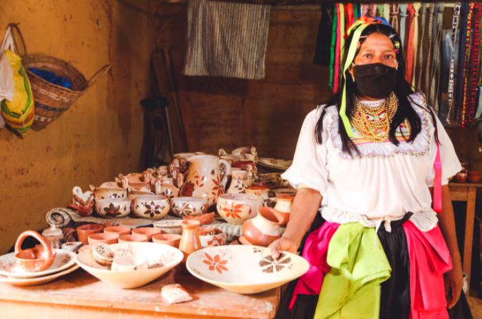 Mujer que mantiene viva la ancestral alfarería de Lamas recibe apoyo del Midis