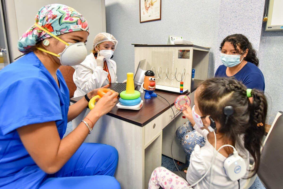 Niños nacidos con sordera escuchan por primera vez