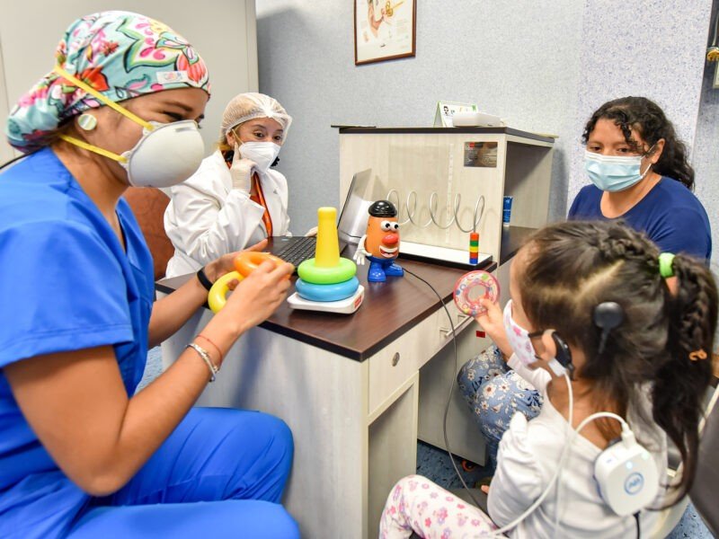 Niños nacidos con sordera escuchan por primera vez