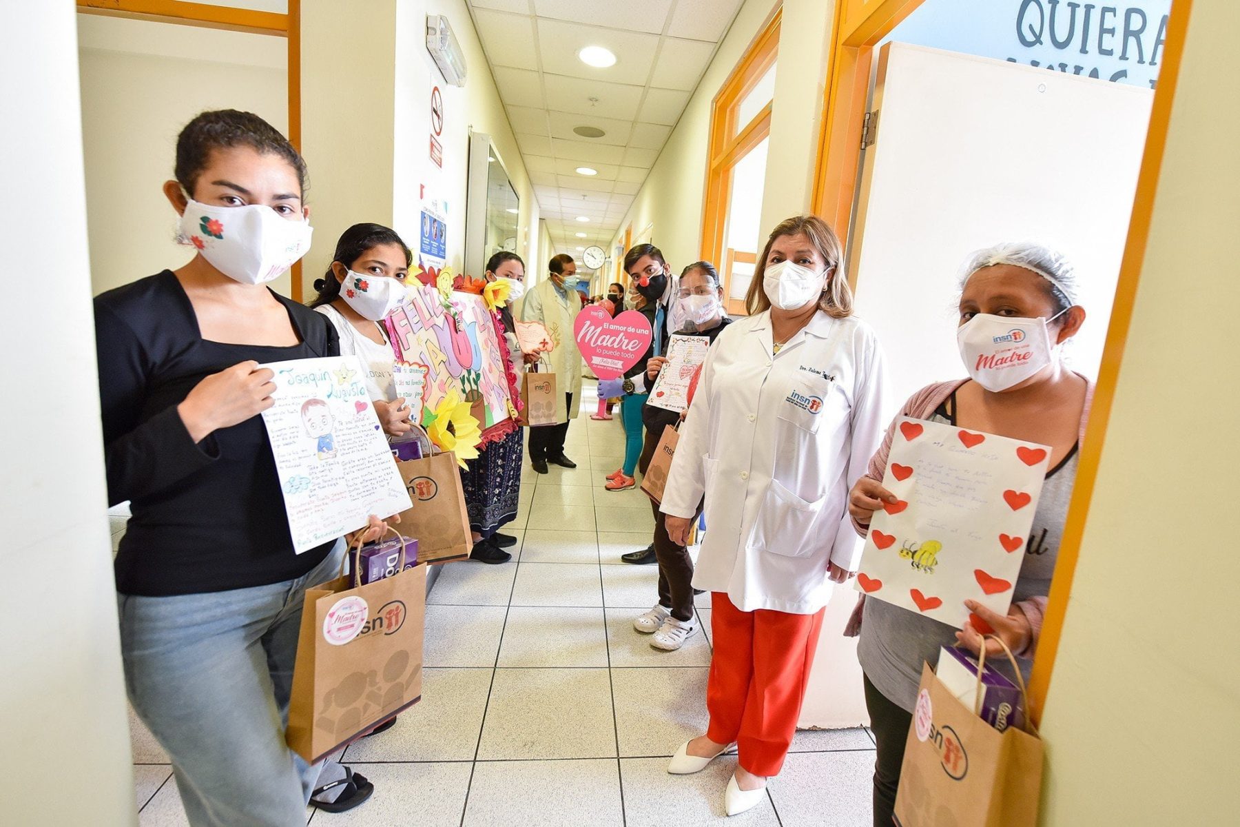 Madres envían emotivas cartas a sus hijos internados en UCI